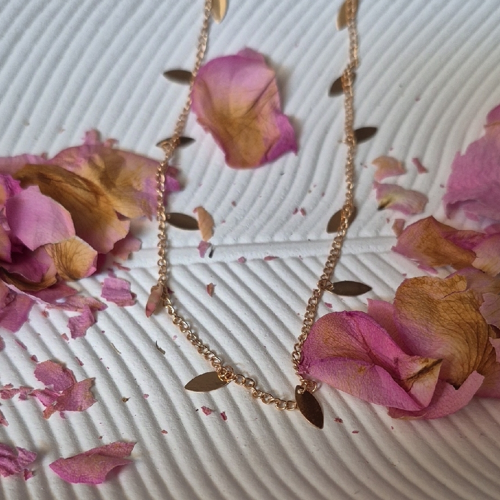 Elegant Gold Leaf Necklace